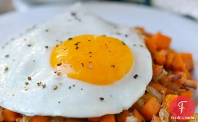 Ovos Fritos E Batata Doce Bacon Hash