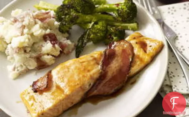 Salmão embrulhado em Bacon com brócolis e purê de batatas