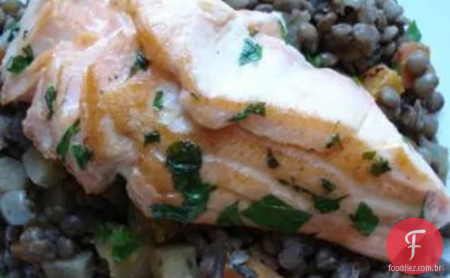 Filetes de salmão cozidos na panela com lentilhas