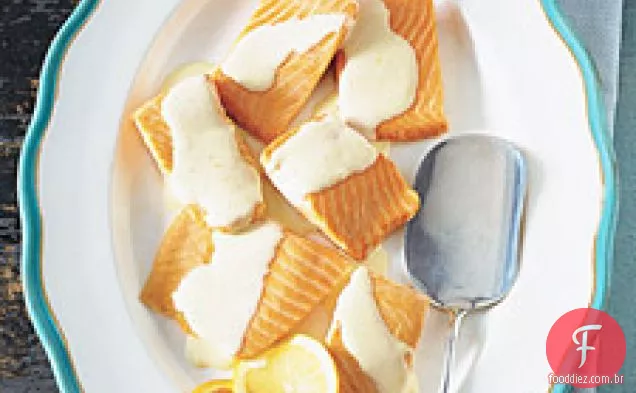 Salmão com molho holandês de tangerina e limão