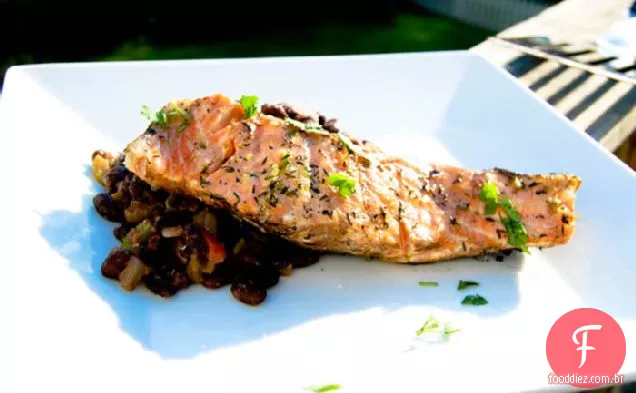 Salmão Grelhado Com Feijão Preto