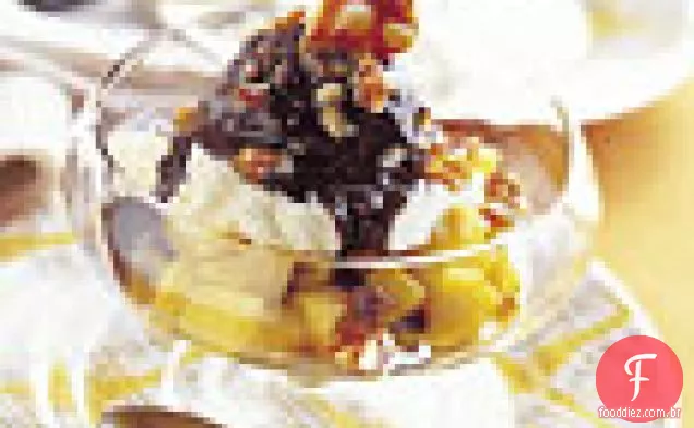 Sundaes caramelizados do abacaxi com molho do Chocolate-Coco