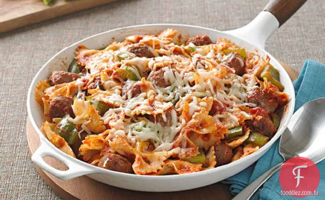 Laços italianos de salsicha e macarrão