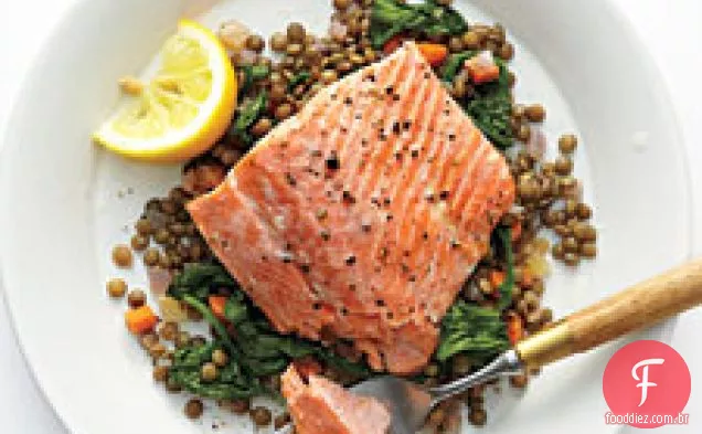 Salmão Selvagem Com Lentilhas E Rúcula