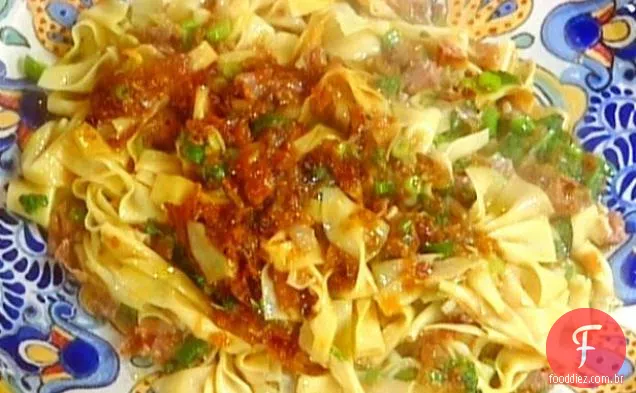 Strichettoni con Cipolle Ed Erbe (laços com cebolas e ervas)