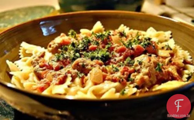 Laços Com Salsicha, Tomate E Creme