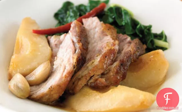 Carne de porco assada com peras e pimentões