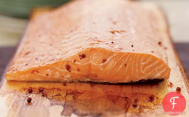 Salmão com tábuas para churrasco
