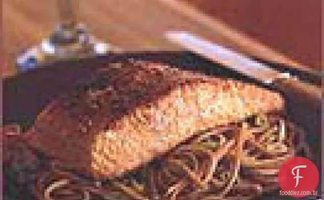 Salmão sésamo com macarrão Soba