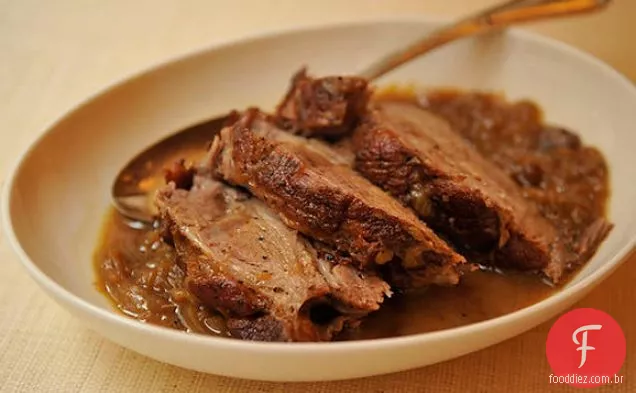 Ombro de porco assado com cidra com cebola caramelizada e maçã Co
