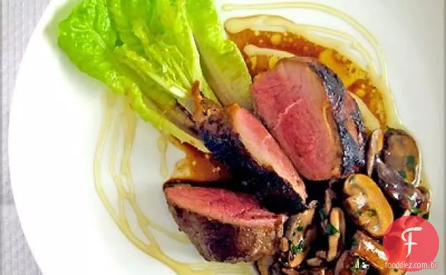 Pan-seared peitos de pato com Herbed mel e cogumelos