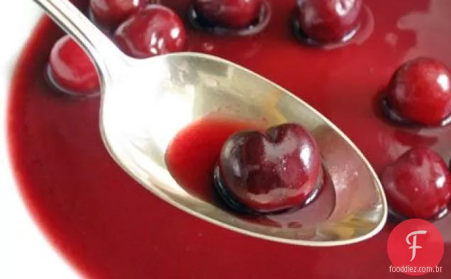 Sopa de cereja fresca com hortelã fresca (soupe de Cerises à La Menthe)