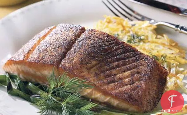 Salmão enegrecido com Hash Browns e cebolinha