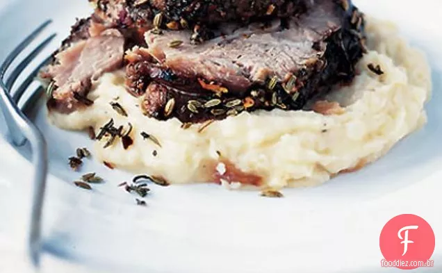Carne de porco Toscana assada lentamente com purê de alho assado