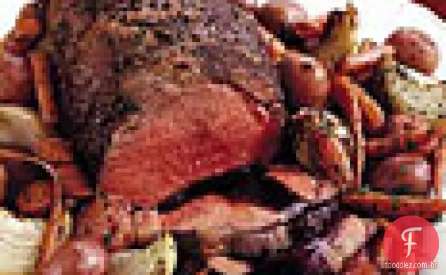 Costela-olho assado com vegetais da bandeja de Chianti e esmalte balsâmico