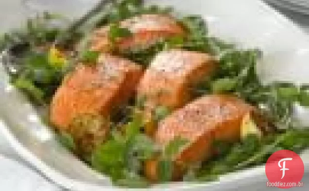 Salmão grelhado com brotos de ervilha e agrião
