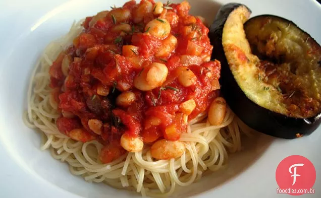 Espaguete E Fagioli E Fatias De Berinjela Assadas