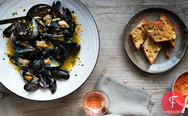 Bouillabaisse com torradas de Rouille e alho