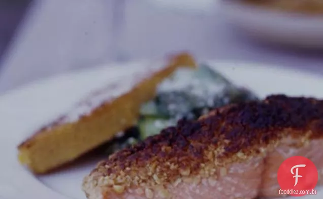 Salmão do Pacífico com crosta de pinhão