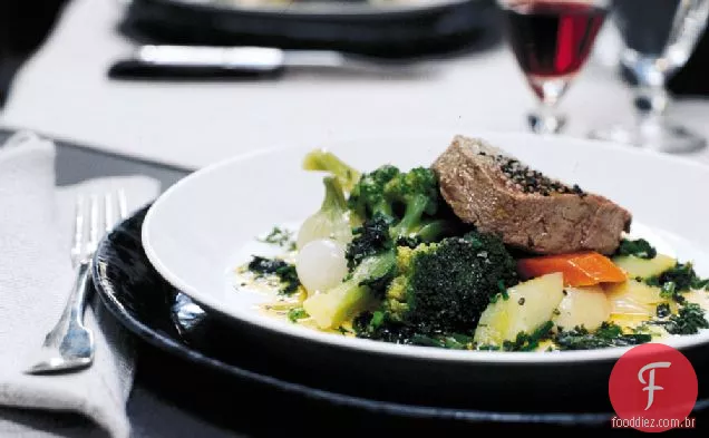 Filé de carne escalfada com molho de Ervas Finas