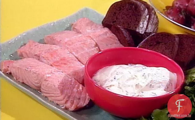 A ceia simples favorita da minha amiga inglesa Maggie: salmão escalfado com molho de endro Dijon, pepino e Pão escuro, batatas novas com hortelã