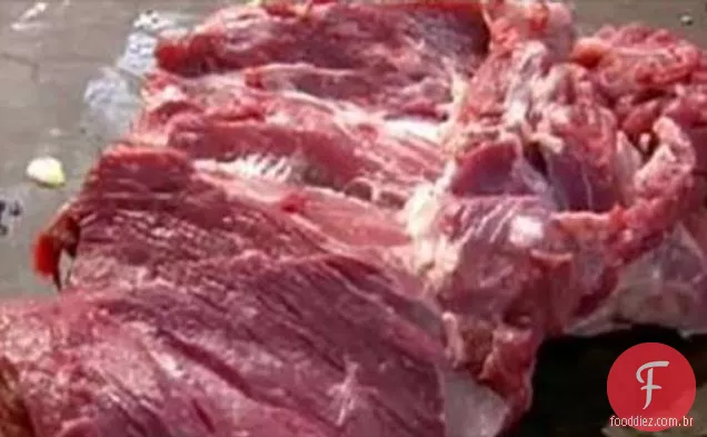 Perna assada de cordeiro com alcachofras, erva-doce e batatas Bliss vermelhas