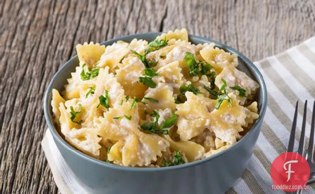 Macarrão com alho cremoso e molho de nozes