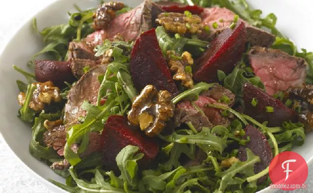 Salada de carne com nozes caramelizadas