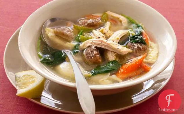 Sopa de galinha italiana com