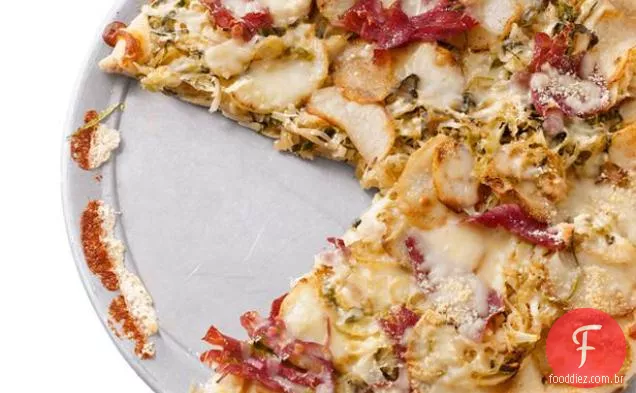 Pizza de carne e repolho em conserva