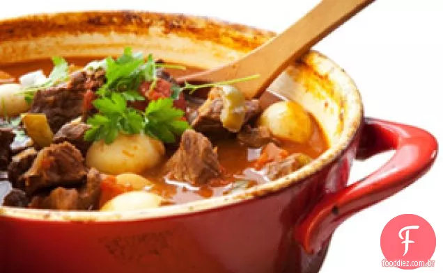 Ensopado de carne de outono de Rachael Ray com maçã, cebola e alho assado