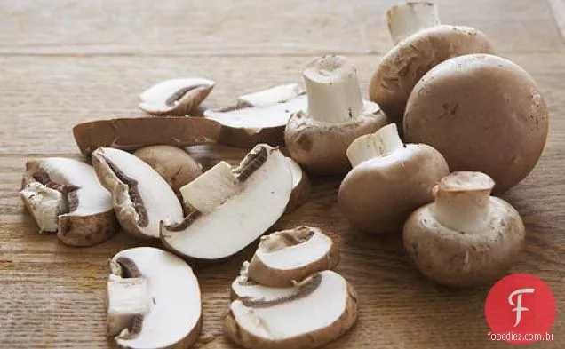 Fricasse de frango à moda antiga com molho de creme com sabor de vinho, cebola e cogumelos