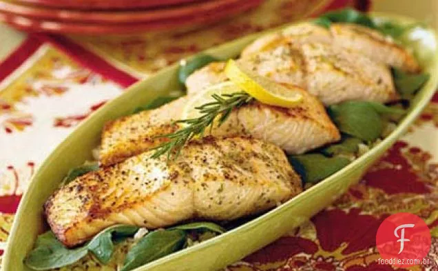 Salmão grelhado com limão e azeite