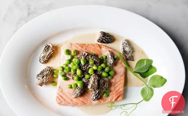 Salmão selvagem escalfado com ervilhas e cogumelos