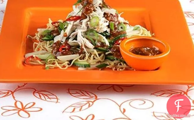 Macarrão De Amendoim Picante Com Frango E Castanhas De Água