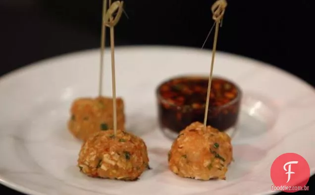 Bolas de camarão com castanhas de água e molho de imersão de soja picante