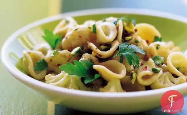 Orecchiette com couve-flor, anchovas e pistache