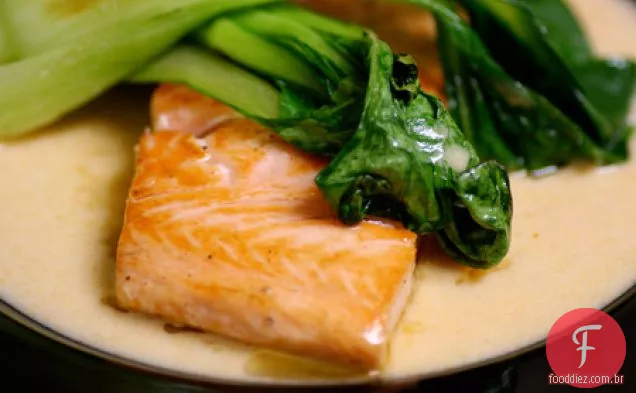 Salmão Com Curry Vermelho Tailandês E Bok Choy