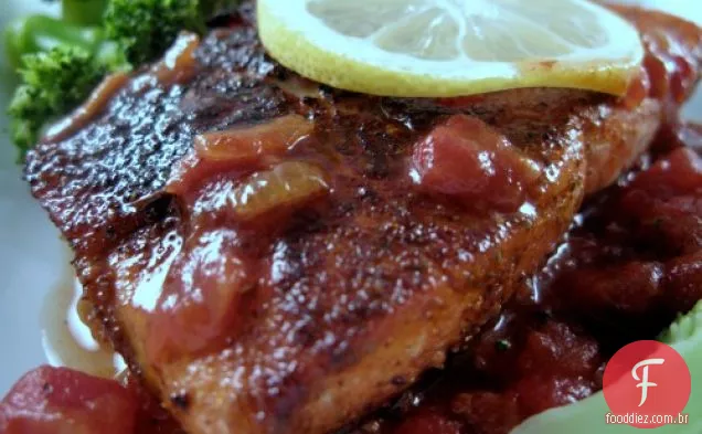 Salmão Enegrecido Com Molho De Tomate