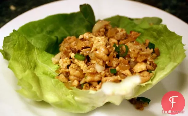 Jantar hoje à noite: frango picado em xícaras de alface