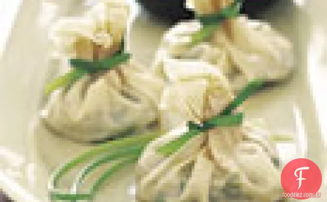 Bolinhos de Jade com molho de molho de soja e gergelim