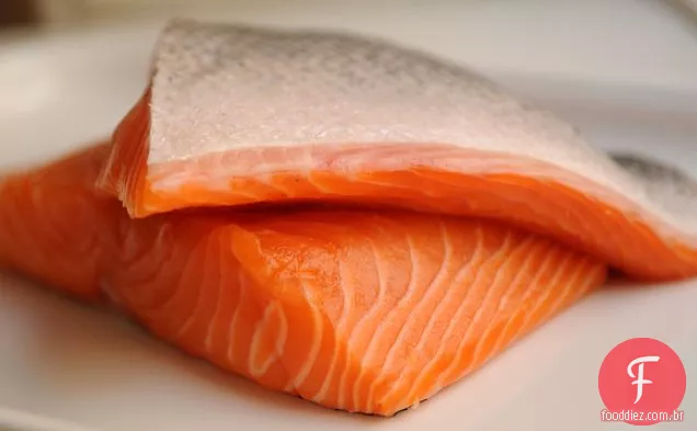 Salmão Grelhado Com Canela E Pimenta Em Pó