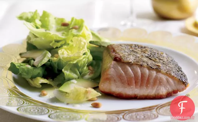 Salmão crocante com salada de abacate
