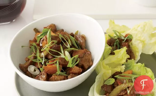 Carne de porco frita com cinco especiarias com xícaras de alface