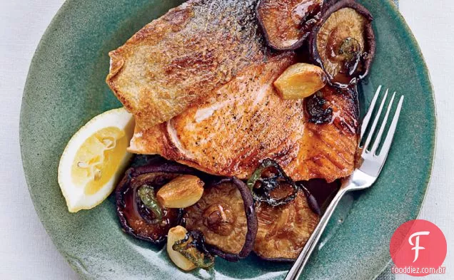 Salmão com Shiitakes assados e molho de cogumelos