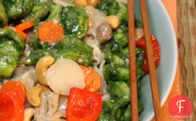 Camarões verdes com macarrão chinês