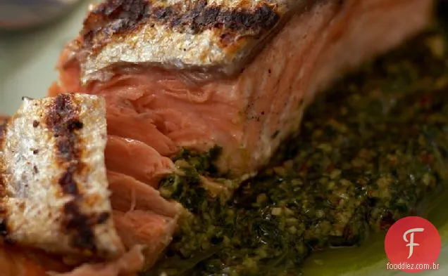Salmão grelhado com coentro-Pesto De Noz-Pecã