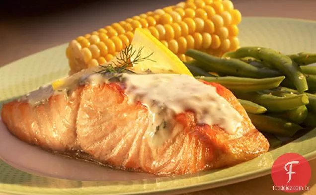 Salmão Com Molho De Endro De Iogurte