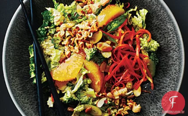 Brócolis Slaw com laranjas e macarrão crocante