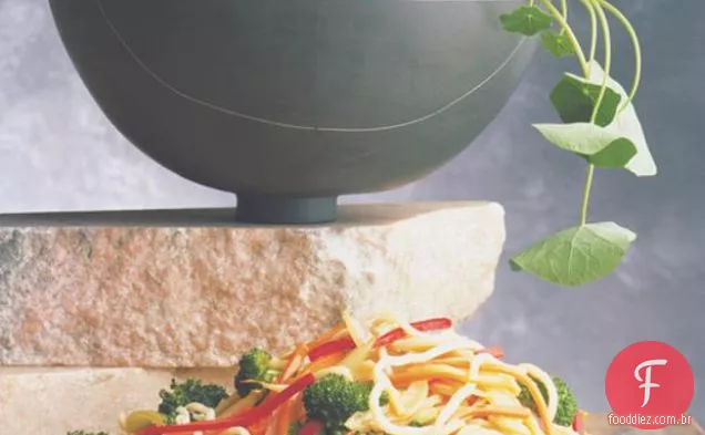 Macarrão Udon Com Brócolis E Pimentão
